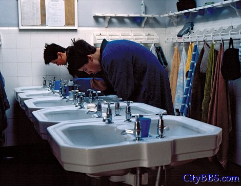 　　在舍伯恩公学，学生早上洗漱。