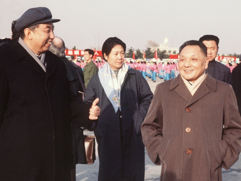 1978年1月，华国锋和邓小平在北京机场合影