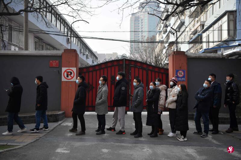 北京居民昨天排队等候进行冠病病毒检测