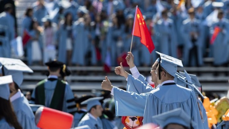 中国留学生在美国哥伦比亚大学毕业典礼中合影留念