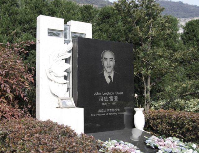 司徒雷登杭州墓园的墓志铭上，只刻着“燕京大学首任校长”——然而这却是对他的最高赞誉 ... ...