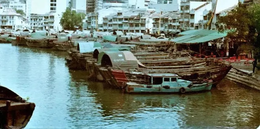 新加坡作为英国的殖民地，出口货物多，船却很少，如果不能赶早发货，对店铺来说就是大事故 ...