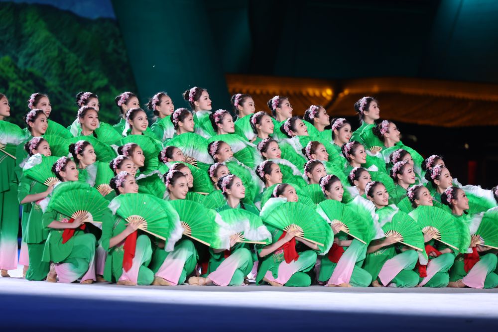 演员在中国－中亚峰会文艺演出中表演
