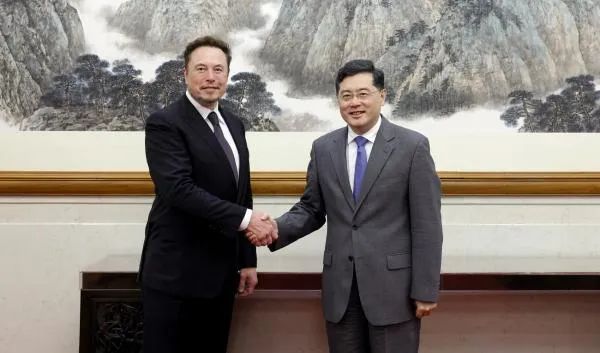中国国务委员兼外长秦刚在北京会见马斯克