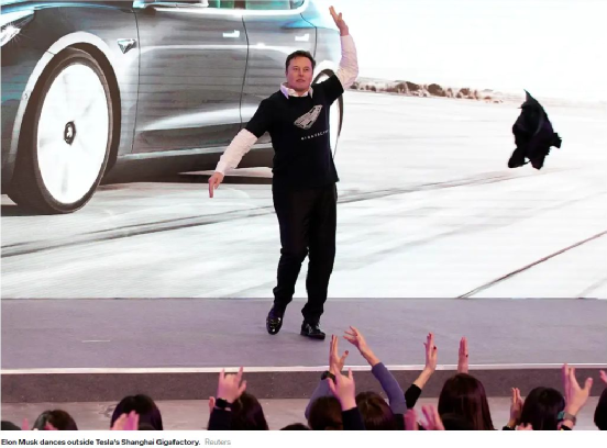 马斯克专程飞到上海庆贺，并在粉丝面前跳了一段“脱衣舞”