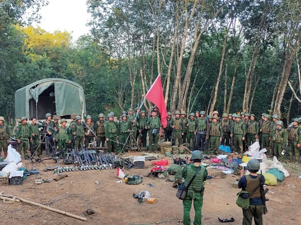 2023年10月28日，缅甸清水河，缅甸民族民主同盟军成员与在前哨山上从缅甸军队缴获的武器合影 ...