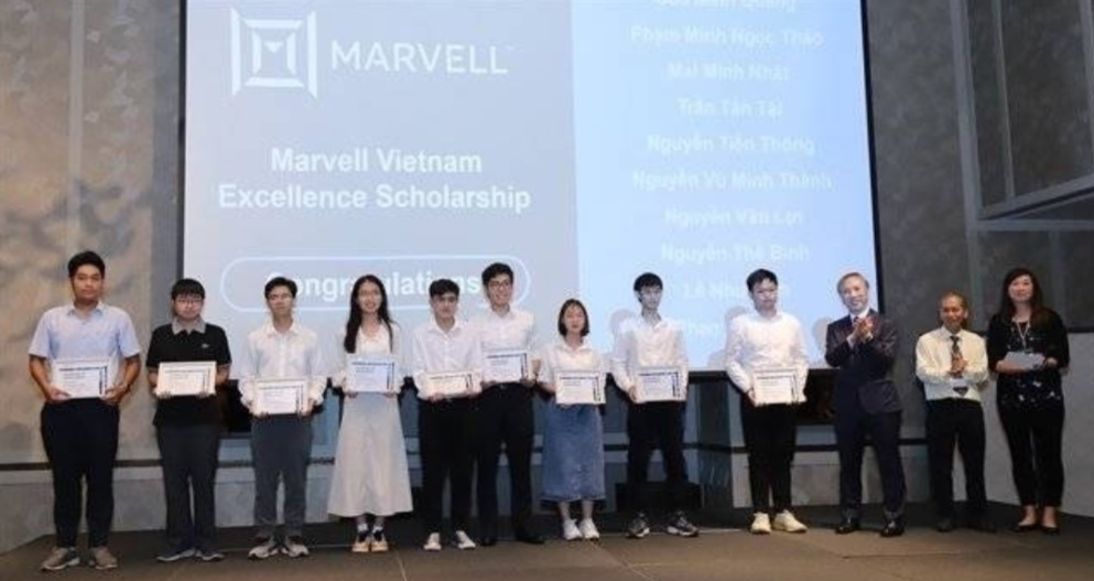 Marvell在研发中心落成仪式上向学生发放奖学金