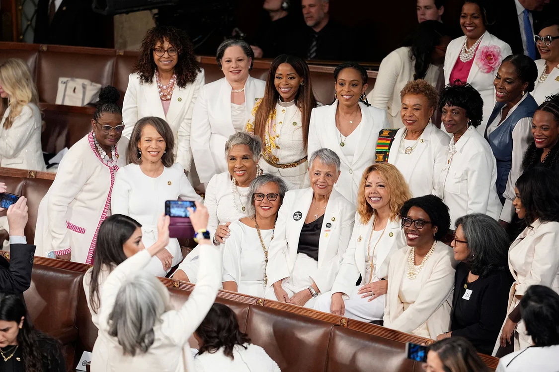 来到国情咨文演讲现场的民主党籍女性众议员统一身穿白衣，以表达对于女性权利的支持 ...
