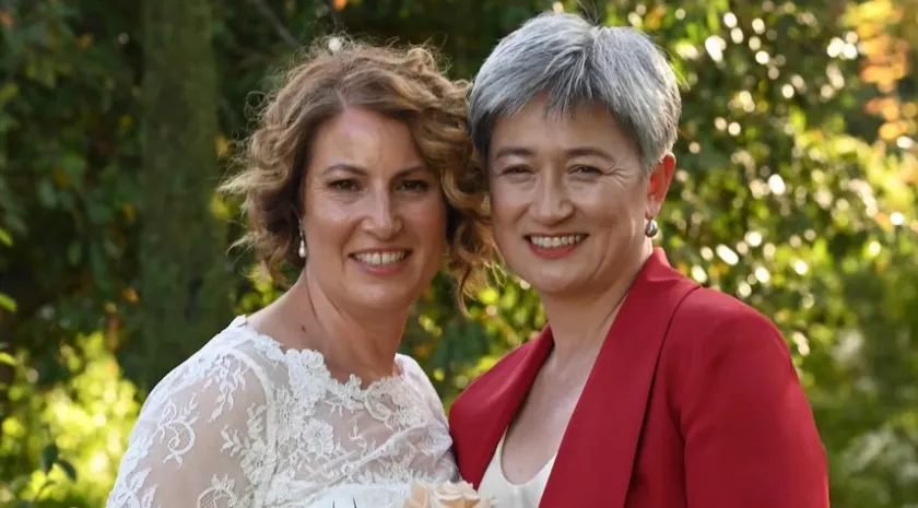 相伴20年澳大利亚外长黄英贤与同性伴侣完婚