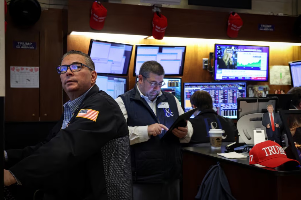 交易员在美国纽约市纽约证券交易所 (NYSE) 的交易大厅工作