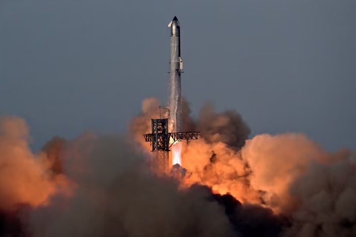 SpaceX公司的一枚超重型助推器搭载着星舰飞船升空